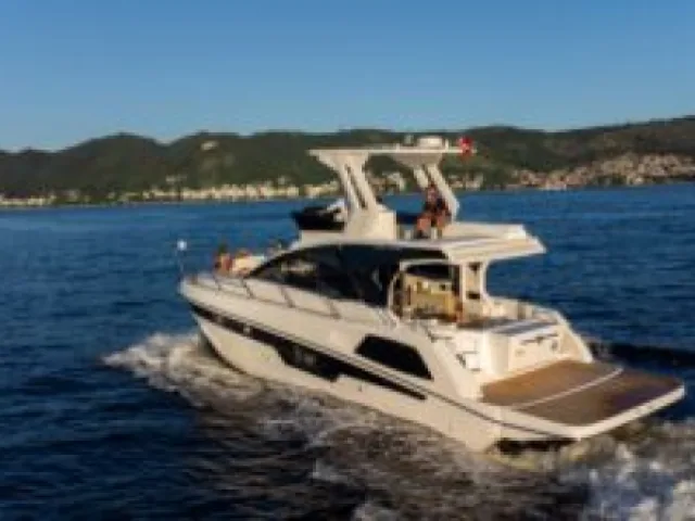 Lanchas Coral-50 FLY