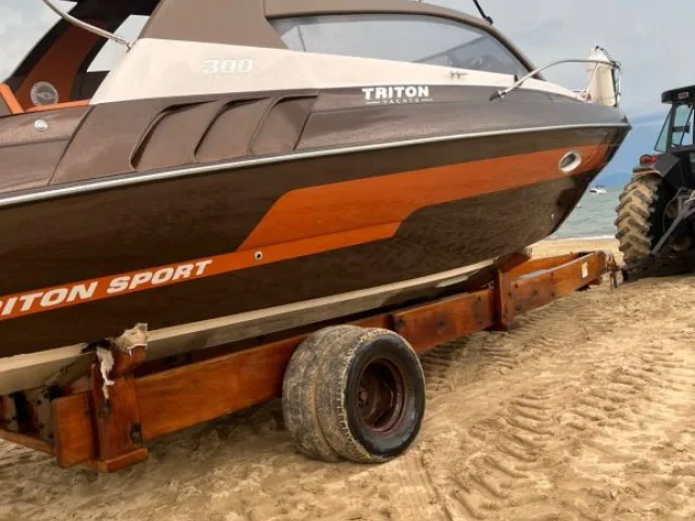 Lancha Compartilhada-Triton 300 Sport